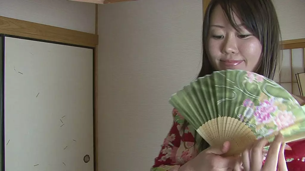 горячая мамочка раздевается, а затем играет сама с собой