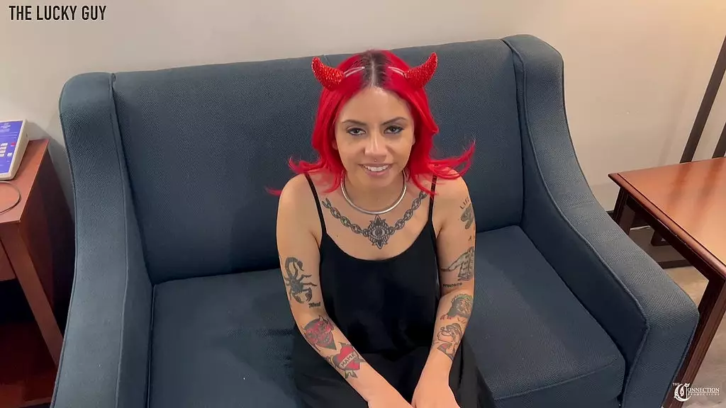 горячая латиноамериканская готическая девочка-подросток получает кремовый пирог после вечеринки в честь Хэллоуина