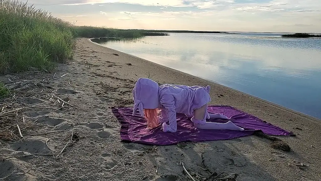 мастер покемонов ловит дикую куклу эспеон на общественном пляже!