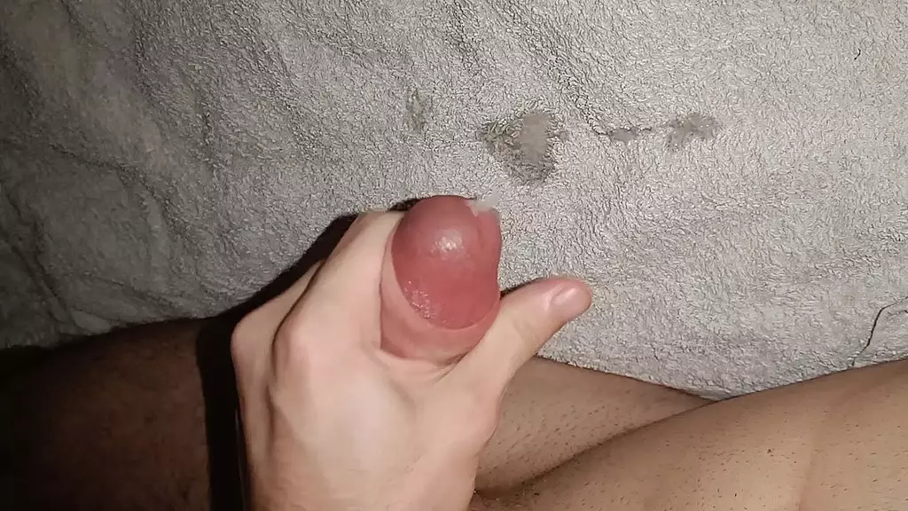 POV - сжимаю свой член и выливаю всю сперму на полотенце