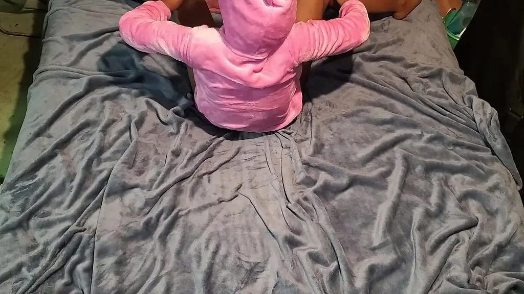 куклу трахают в нежно-розовом плюшевом обтягивающем свитере!