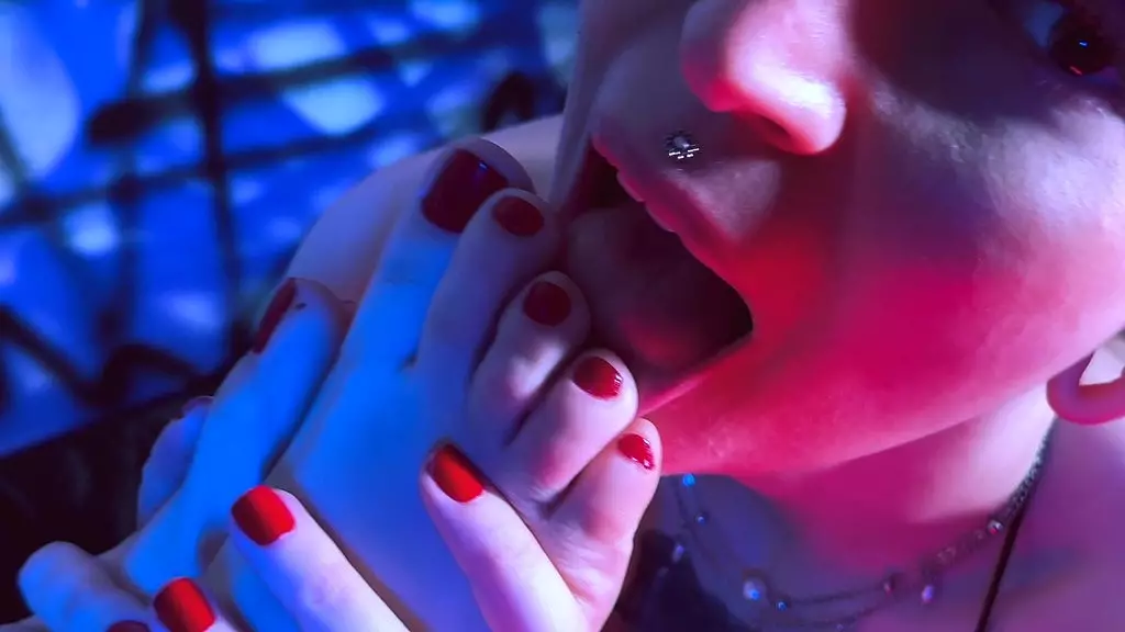 красотки играют в ножки + грязная игра ногами