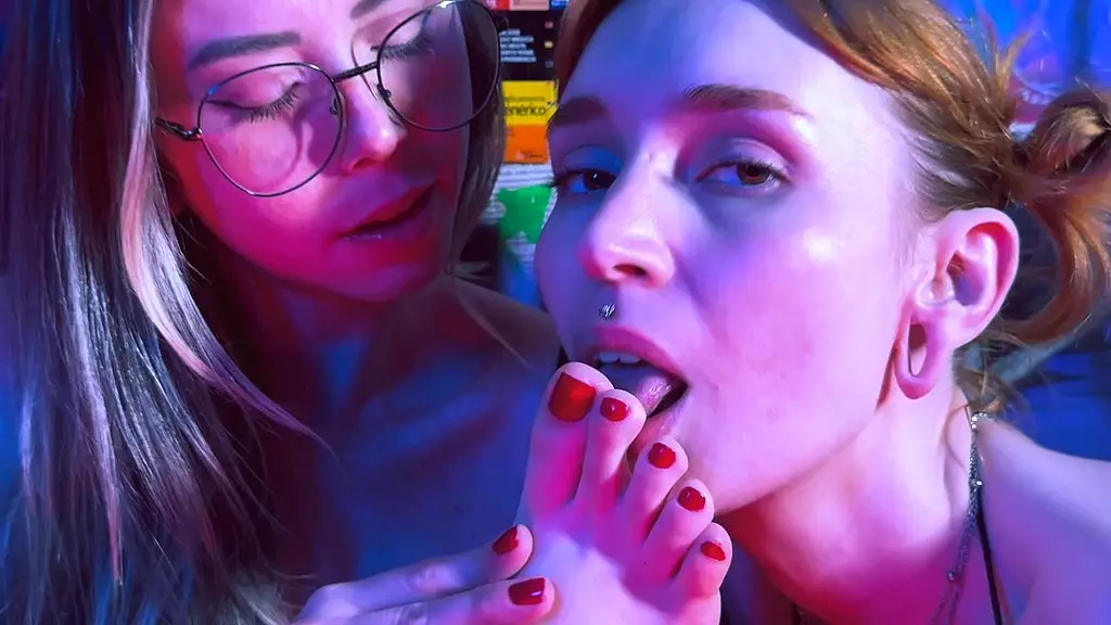 красотки играют в ножки + грязная игра ногами