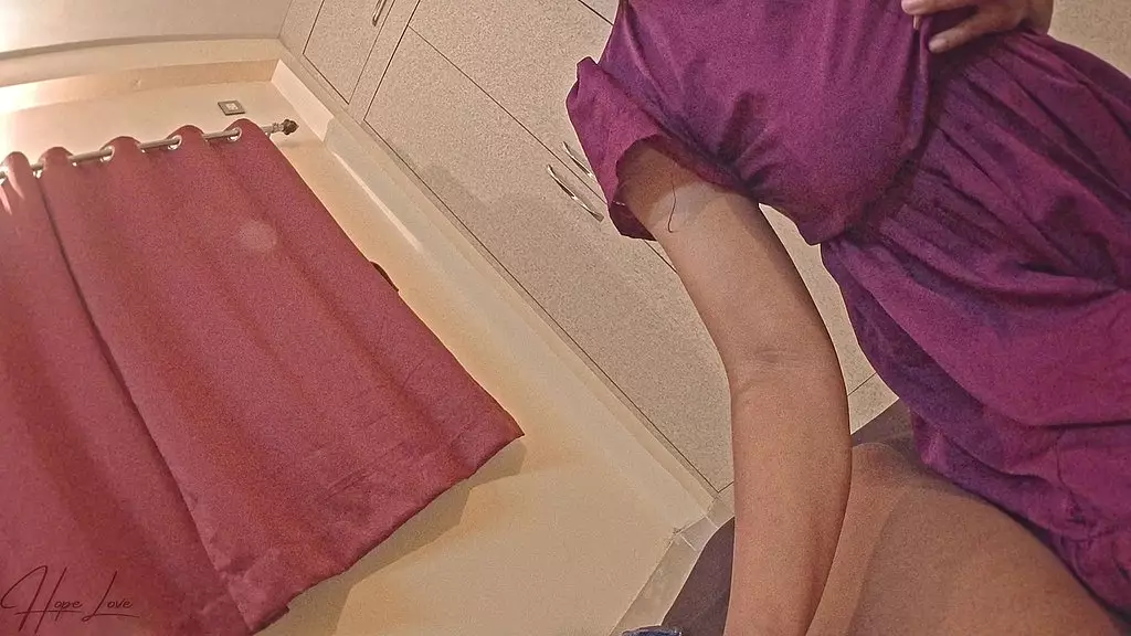 красивая малайзийская подружка скачет на парне