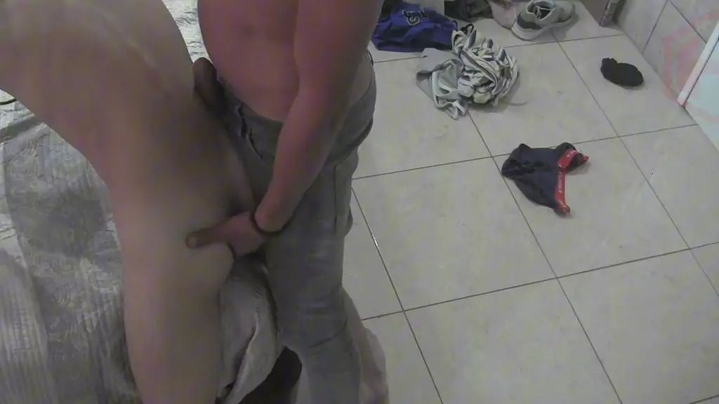 мой учитель кончает мне в задницу