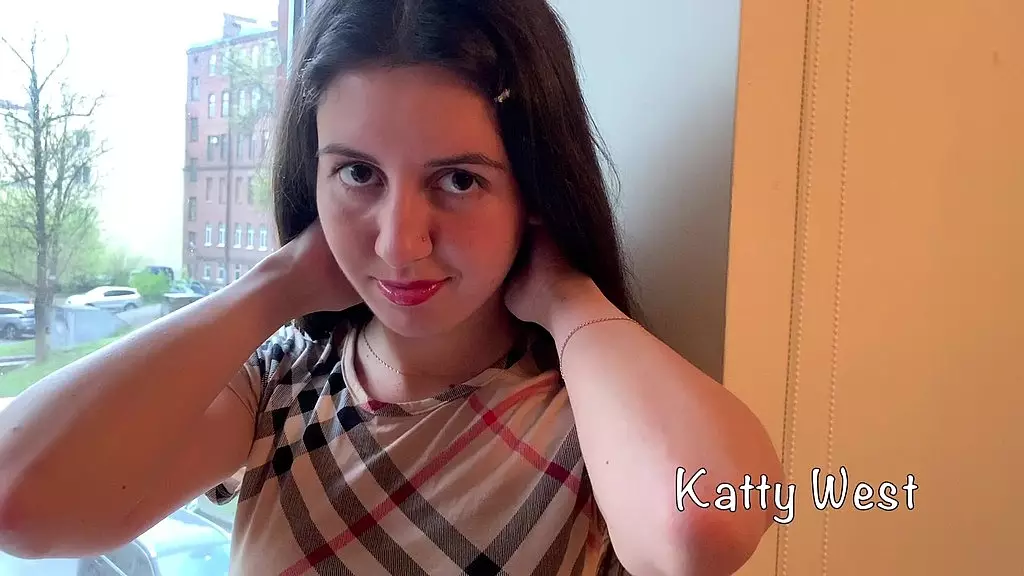 Кэтти Уэст трёт киску у окна