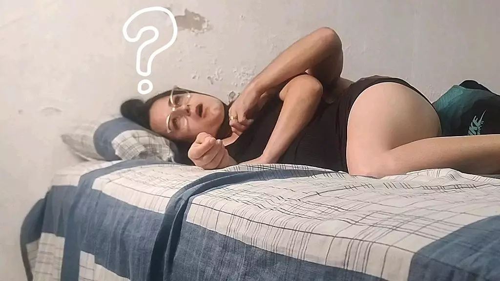 padrasto acidentalmente confunde enteada com esposa ea faz gozar