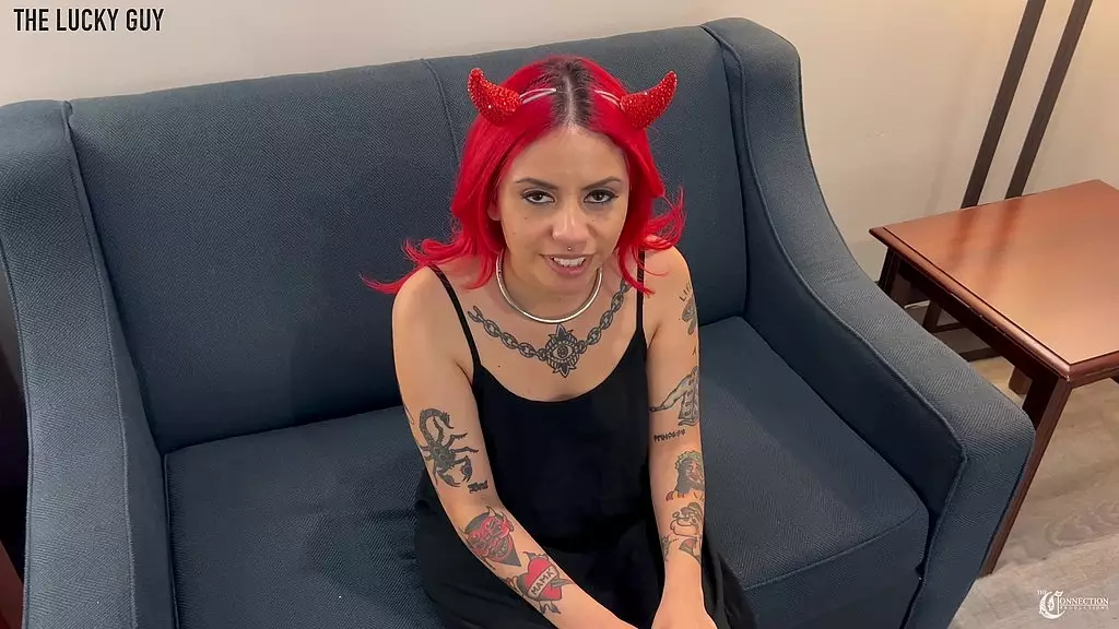 горячая латиноамериканская шлюха-подросток получает кремовый пирог на Хэллоуин