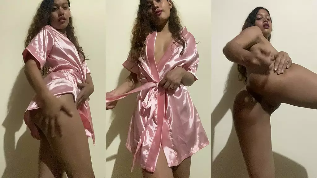 я твоя возбужденная миниатюрная шлюха, вставь в меня свой член