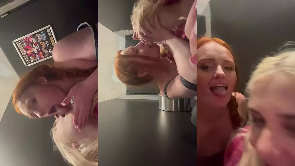 Пикси и Элли в туалете клуба