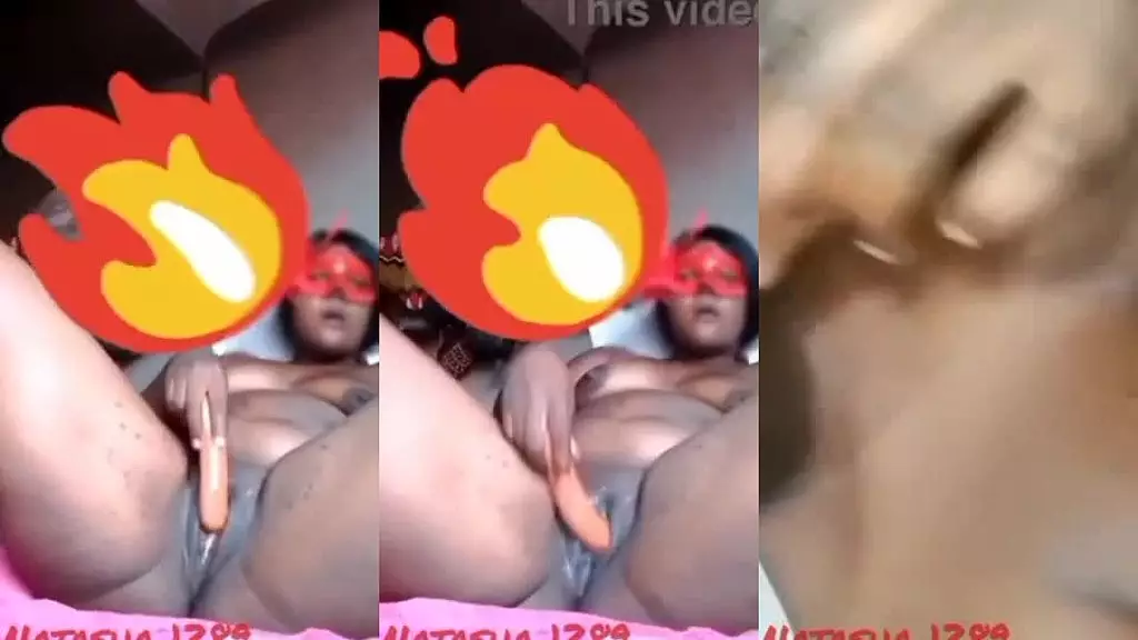 возбужденная шлюха мастурбирует сосиской, когда одна дома, и кончает