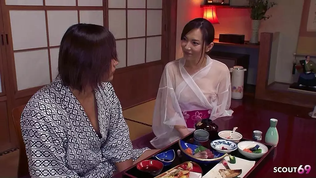 японская девушка делает лизание жопы и получает глубокий кремовый трах от клиента в салоне в неотцензурированном порно