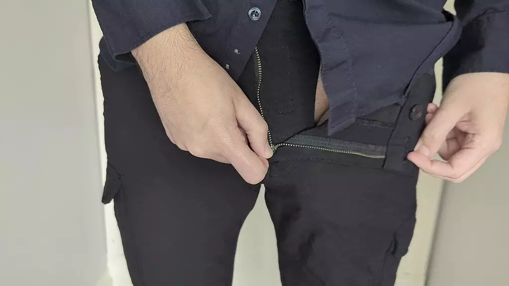 я был в офисной одежде, когда мне захотелось мастурбировать