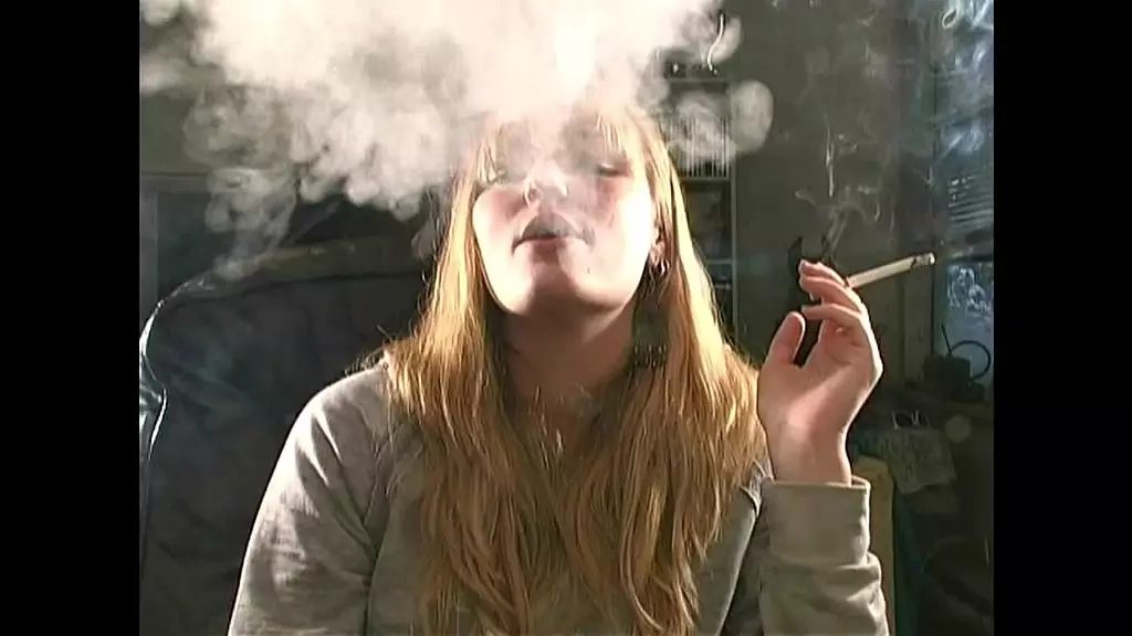 аника 19-летняя блондинка не обнаженная sfw курящие клипы