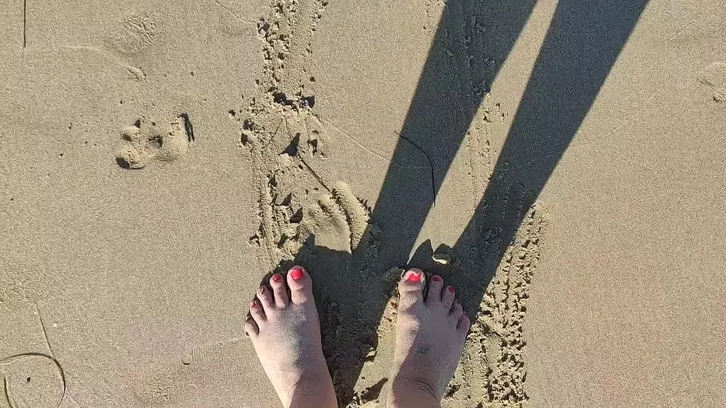 nice feet on the beach k