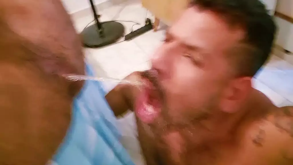 любители свиней. dois putos com muito tesao num sexo feticista myjando pelo cu e aparando na boca