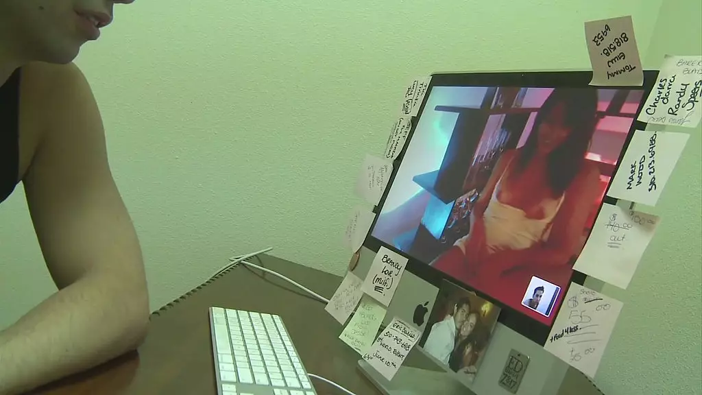 18-летняя Джессика Валентино знакомится с Франко дель Торро онлайн и трахается