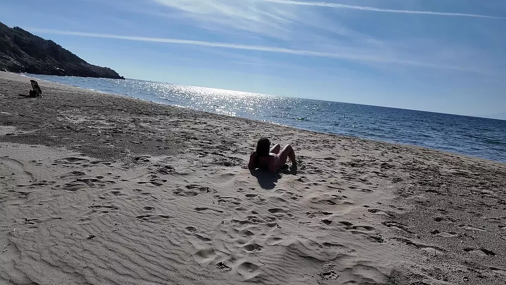 фигуристка и вуайерист на пляже. забавный дилдо! пока-пока!