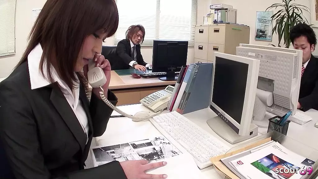 японская секретарша в неотцензурированной одиночной мастурбации до оргазма в туалете во время работы