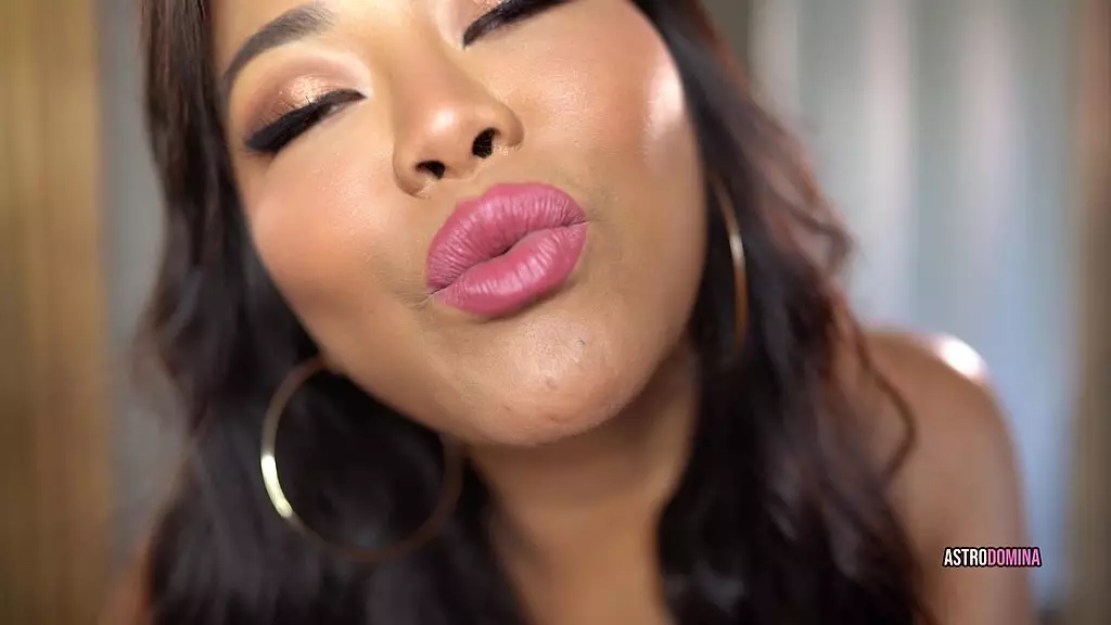 Летучие поцелуи с участием Астродомины