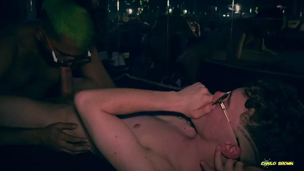 Камило Браун делает потрясающий минет с обменом спермой большому члену красивого красавчика Николаса Муччи