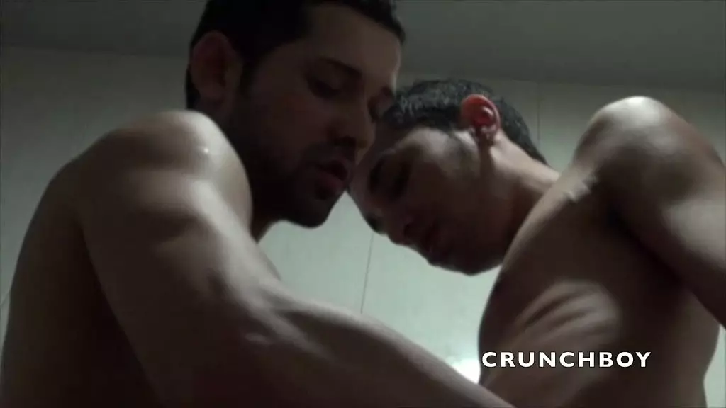 арабского чувака трахнул латиноамериканец в общественном туалете