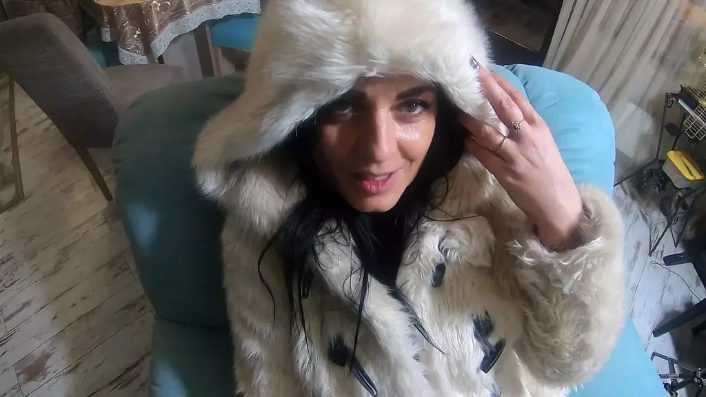 milfycalla- трахают лицо, одетая в белую шубу и угги 208