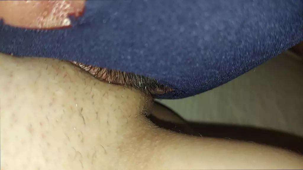 Я люблю горячие и мокрые языки, а сосание моего члена — моя страсть! Я сказала отчиму дать мне язык и член