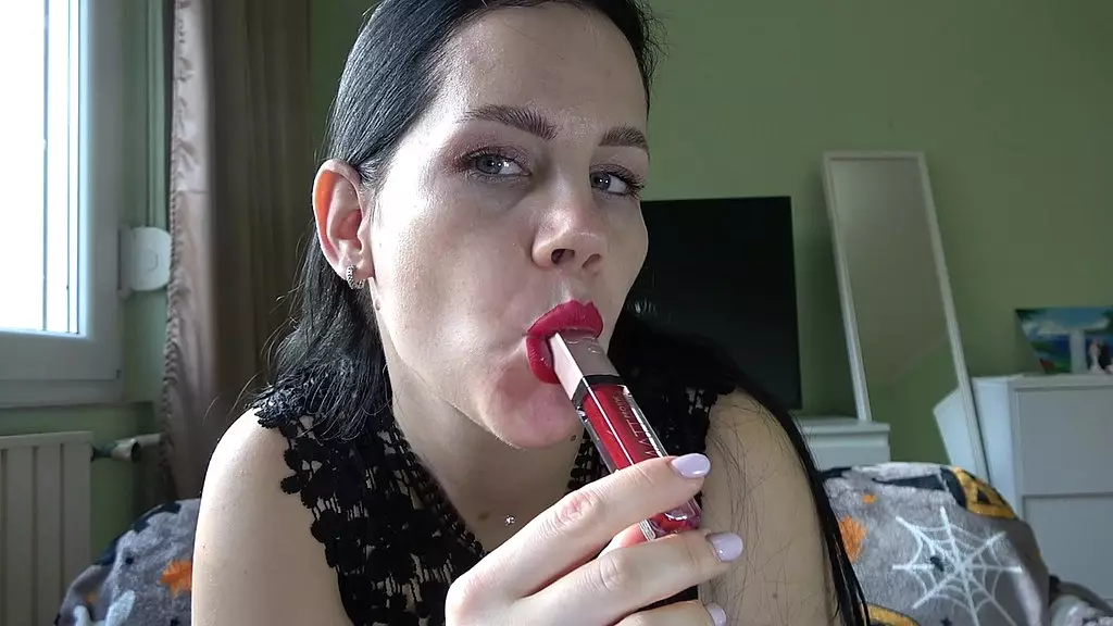 anna показывает свои навыки орального сосания