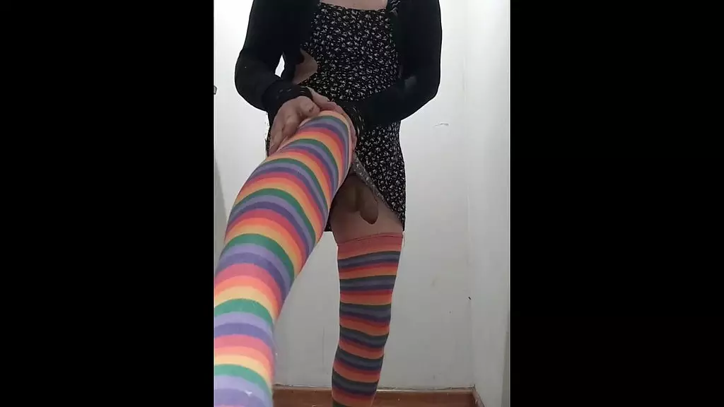 брюнетка сосет член, и в конце телефон падает с лестницы, и только парень, одетый как женщина, спасает sd