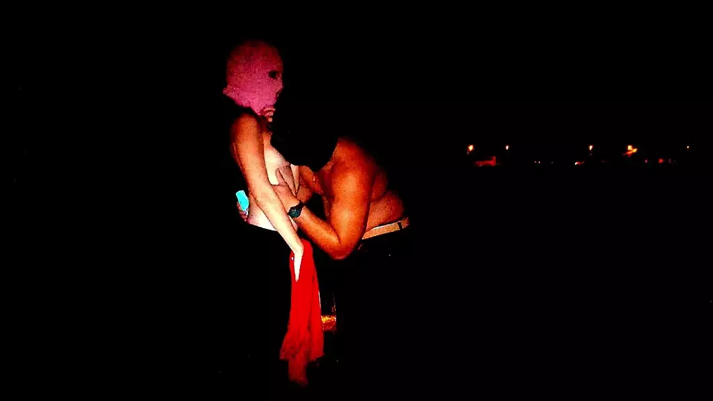 ариэль ортиз везет своего любовника в деревню, где их никто не видит