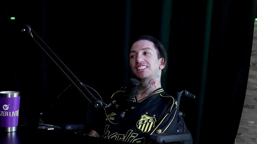 a cadeira foi feita pra transar, nao fez alguns fetiches, se masturba com as duas maos e brinca com a sua deficiencia - gabriel do olhar sob rodas (sheer/red)