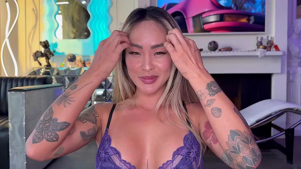 мой взгляд на сексуальную и татуированную Линду Лан