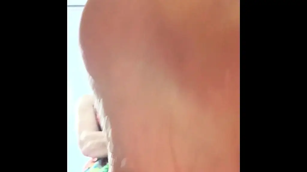 великанша наступает на тебя босыми ногами