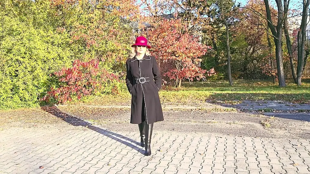 осенний стриптиз на открытом воздухе