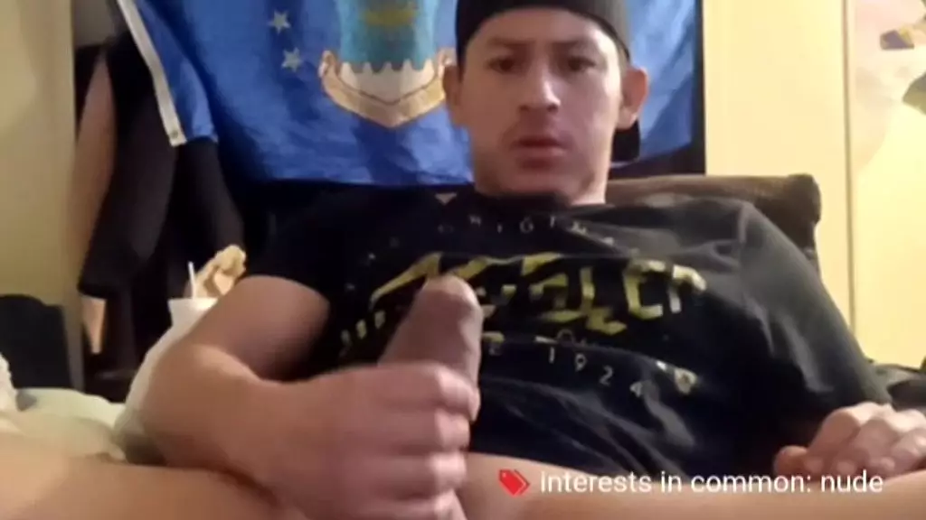 bksberga24 гладит толстый член