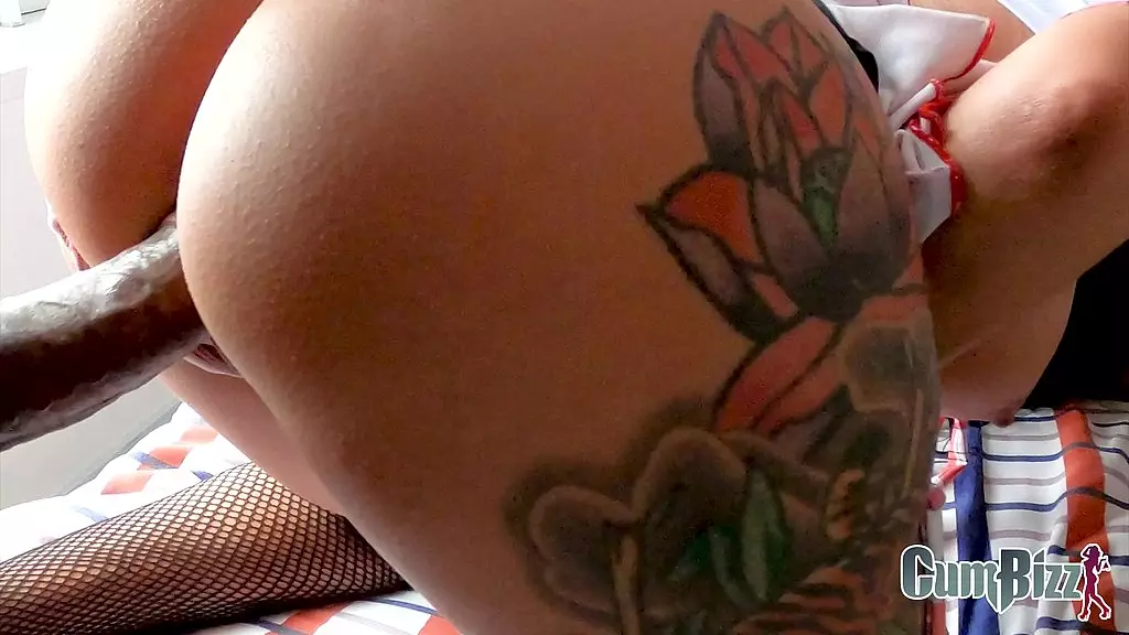 прогуливает школу, чтобы получить анал от своего сводного брата с BBC