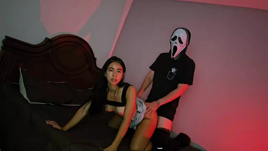 поза мёртвого на Хэллоуин