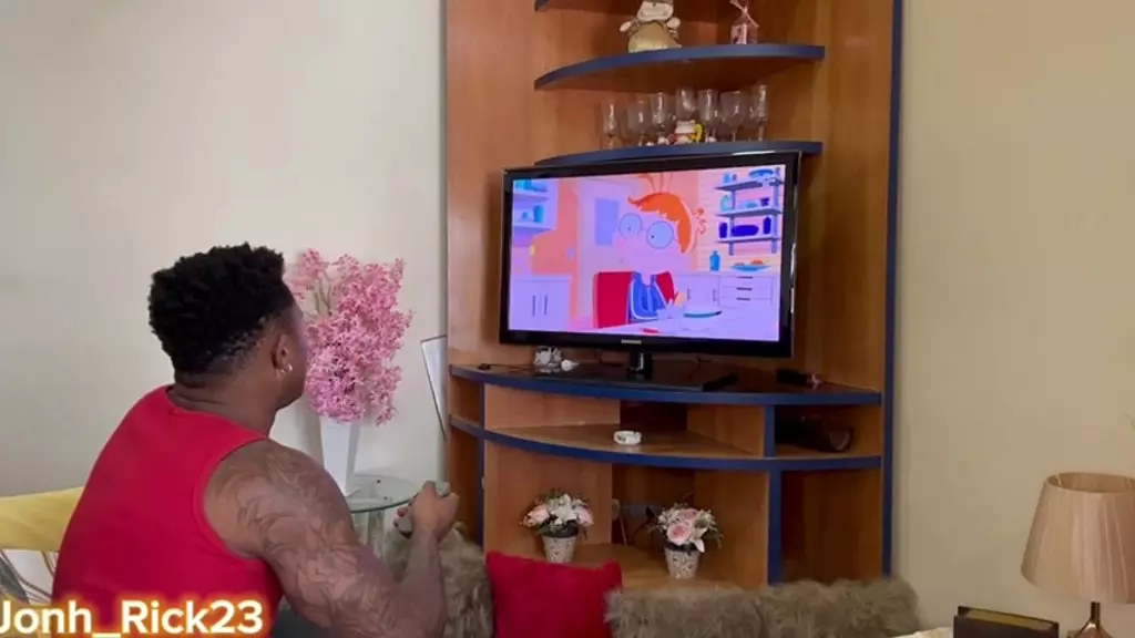 minha madrasta entrou na frente da tv e eu comi o cu dela por me atrapalhar