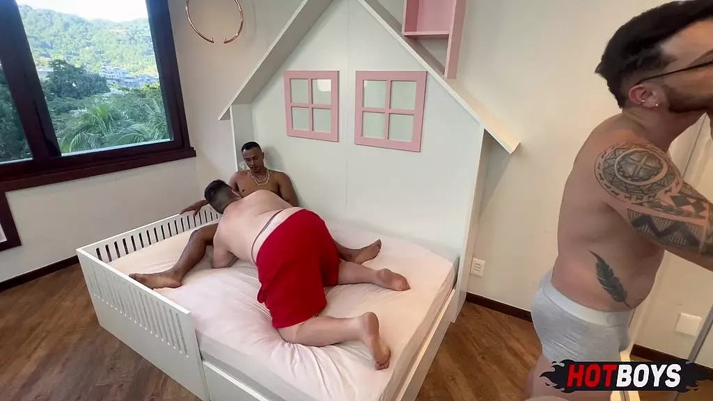 dois gostosos dominam e fodem o Bundao do Gordinho na mansao hot 3 (completo) eron e jadyko comendo Fernando Devil
