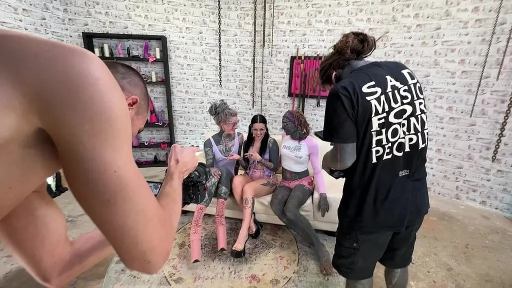 за кулисами анальной порносъемки - прямой эфир в порностудии с anuskatzz и еще черными