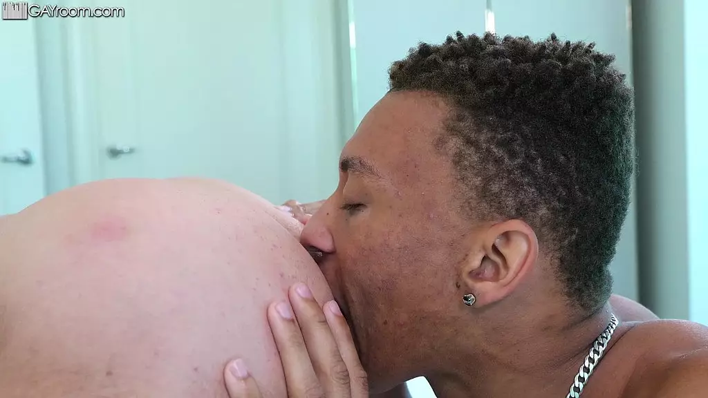 горячий отчим трахается со своим пасынком-чернокожим красавчиком