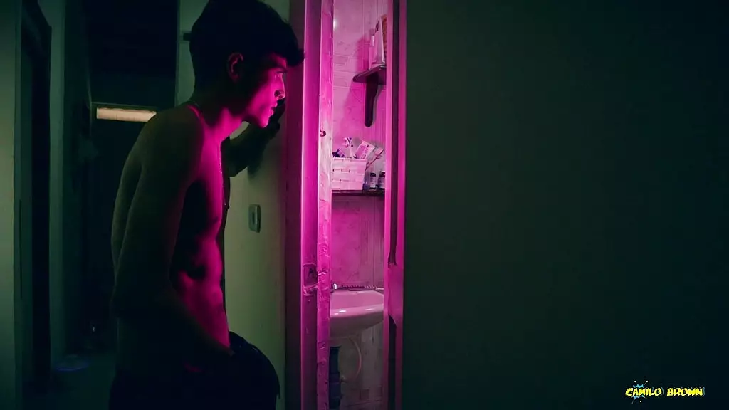 камило браун застукал горячего красавчика andres zp, дергающегося на него, и пригласил его в душ для потрясающего минета