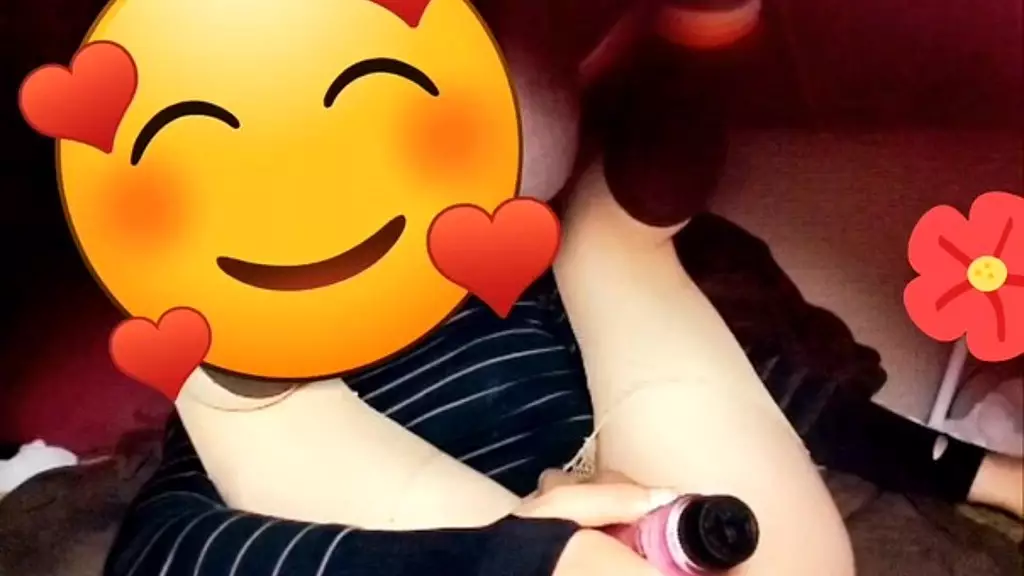 joven se cree mujercita jugando con pene en su anovaagina. она нуждалась в том, чтобы сперма была у нее, но это одно