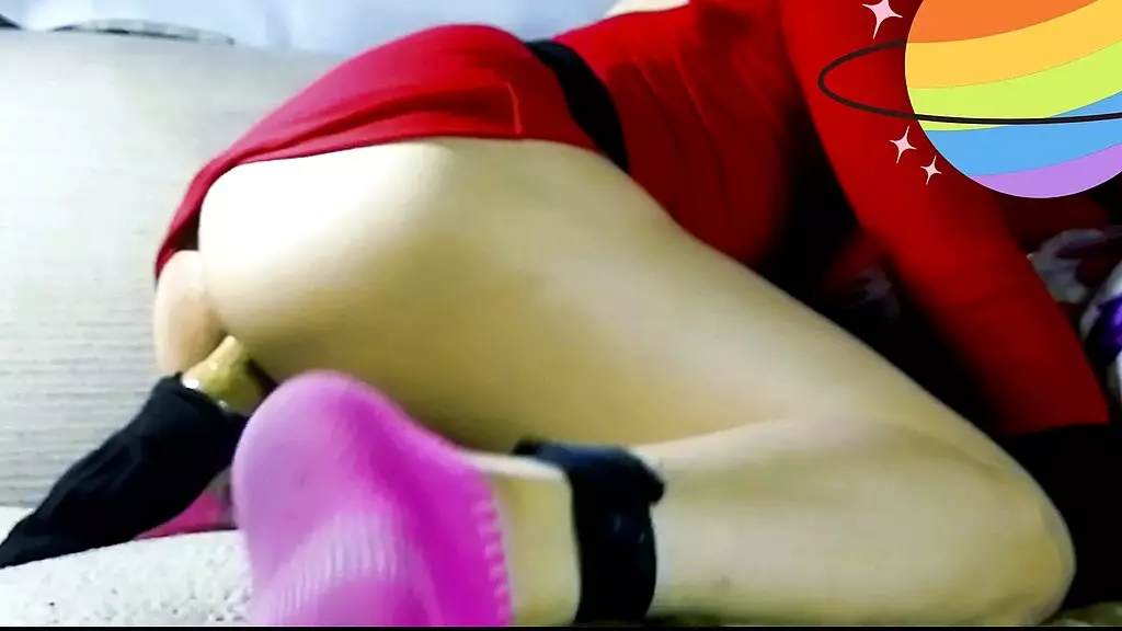 este joven piensa que es una jovencita inquieta y muy Caliente que le encanta penetrar su ano vaagina pidiendo a gritos un old man para ser su esclava