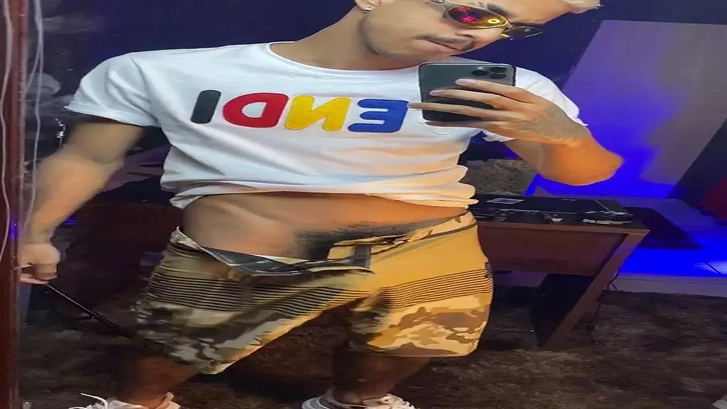 novinho cafucu cacetudo sacando a rola pra fora