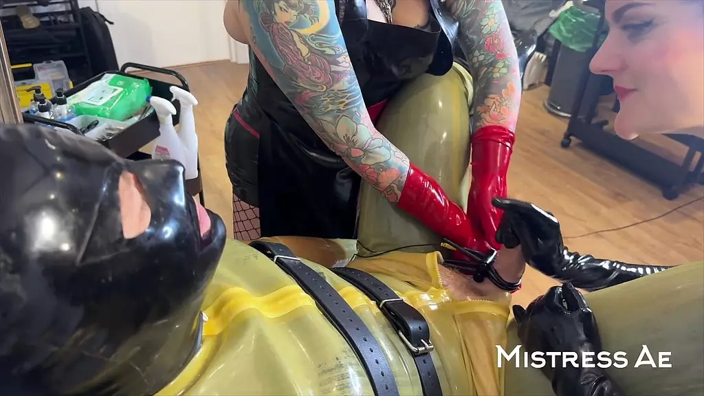 от первого лица латексные перчатки двойная домина ручная работа окантовка дразнит электростимулятором с мадам Ли Ин и нашим резиновым гантелем