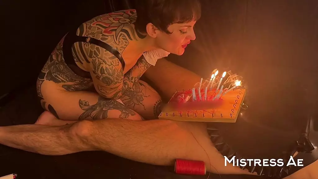 празднование дня рождения. КПТ, деревянная доска, медфетиш и зажженные свечи