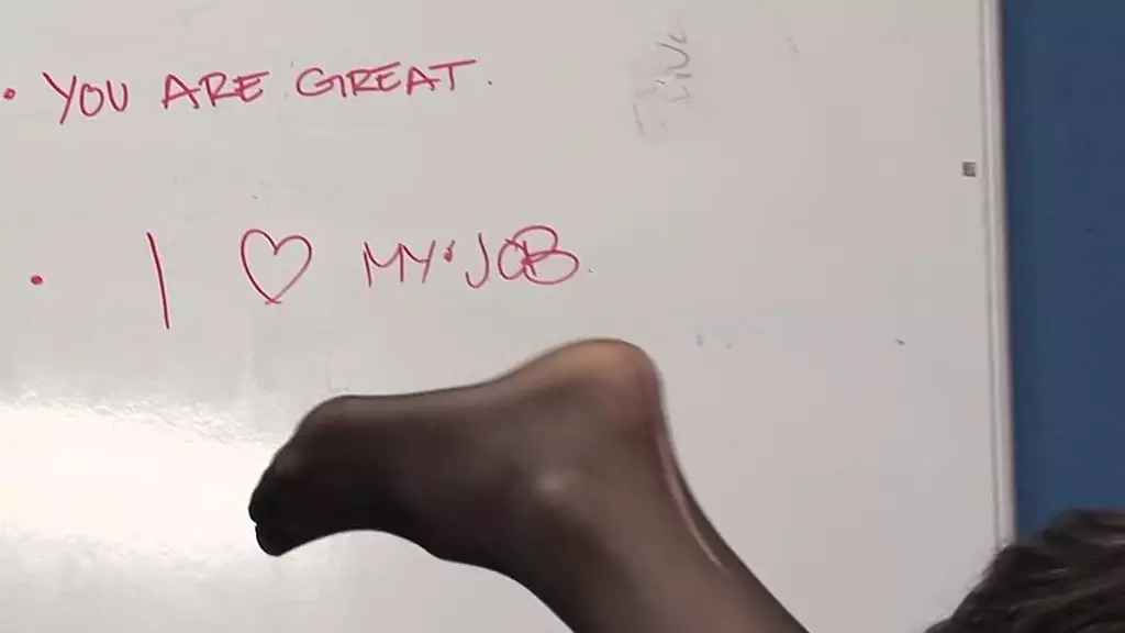 Саша Роуз осушает его член после быстрого секса в офисе