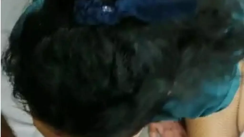 она пришла из офиса и взяла член, чтобы отсосать